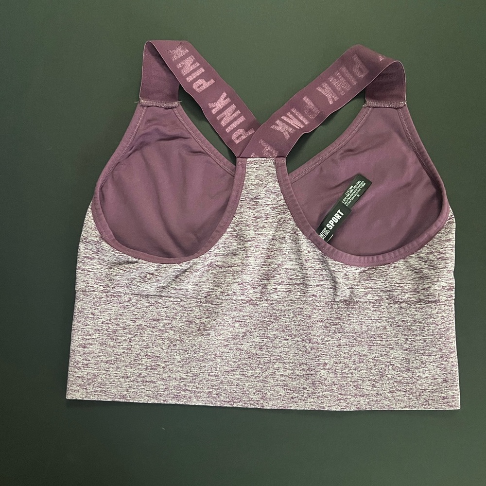 Seamless lightly lined sports bra